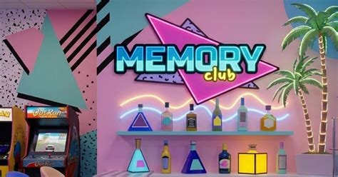 Le bar du Memory Club avec son logo néon et une borne d’arcade